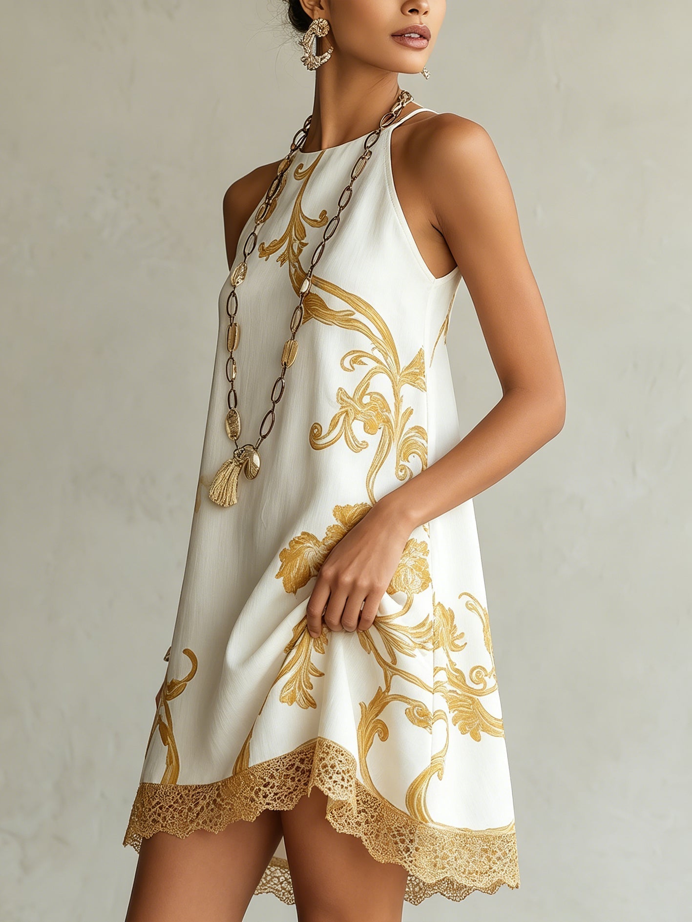 Héloïse | Vestido Mini Blanco de Encaje con Motivos Dorados