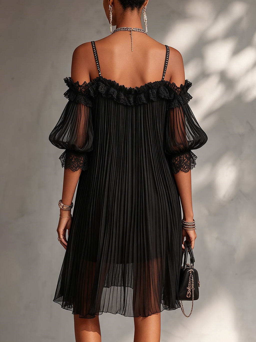 Vittoria | Mini vestido negro de muselina con hombros al aire y ribetes de encaje