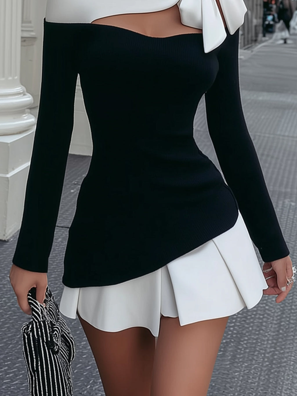 Faustine | Vestido Mini Blanco y Negro con Tirante y Lazo Cosido