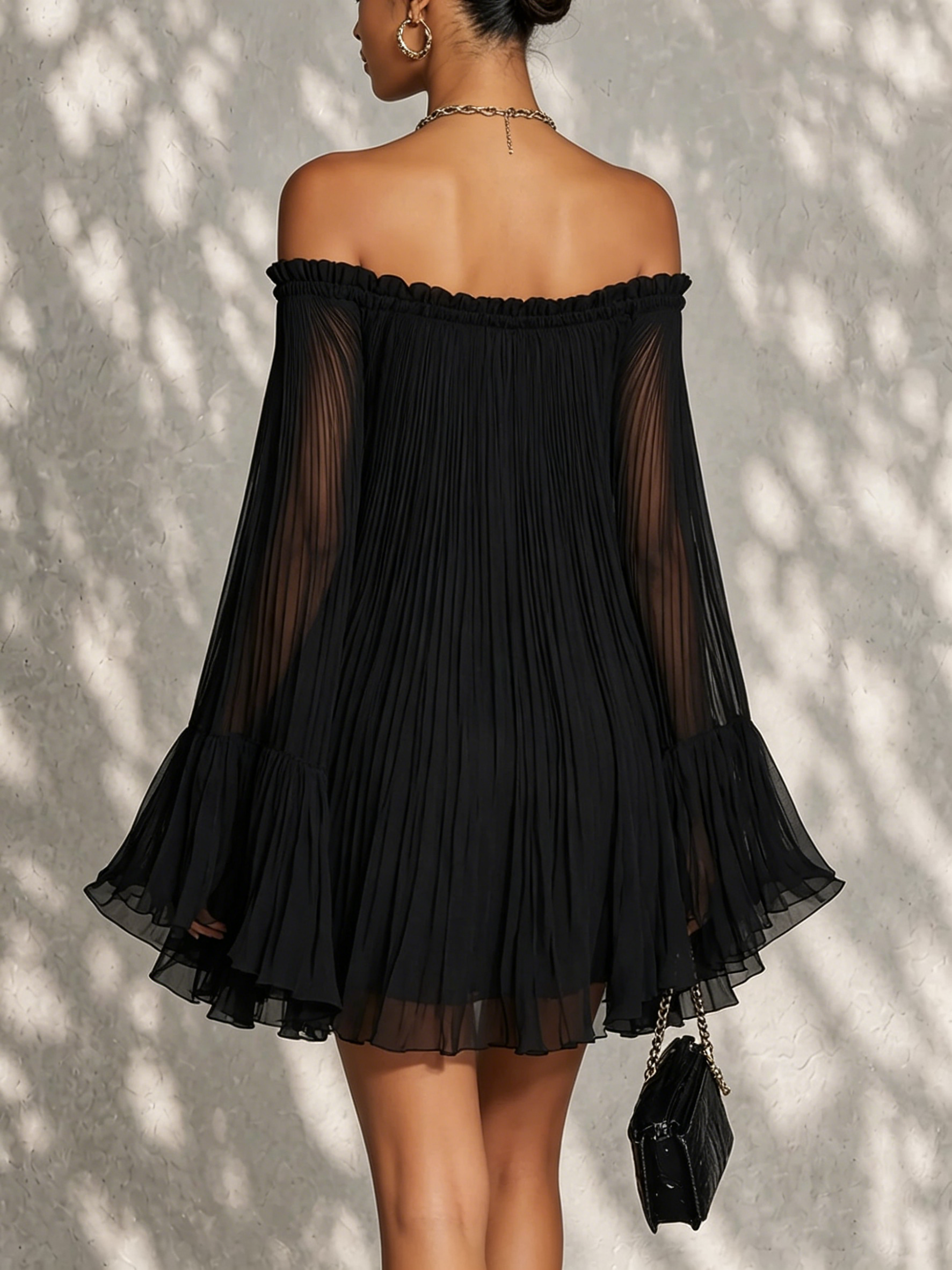 Océane | Vestido Mini Negro de Mangas Campana y Hombros al Descubierto Fruncidos