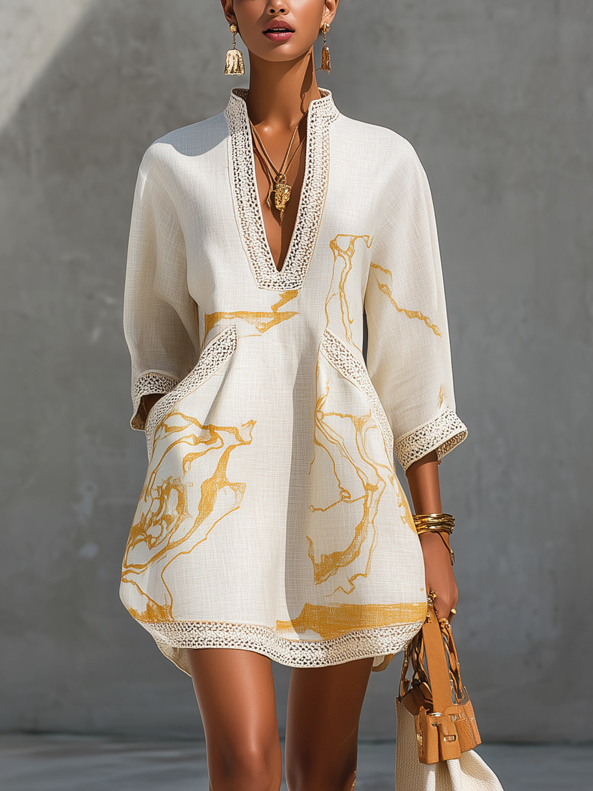 Aliénor | Vestido mini de encaje de crochet marfil con motivos dorados y escote en V