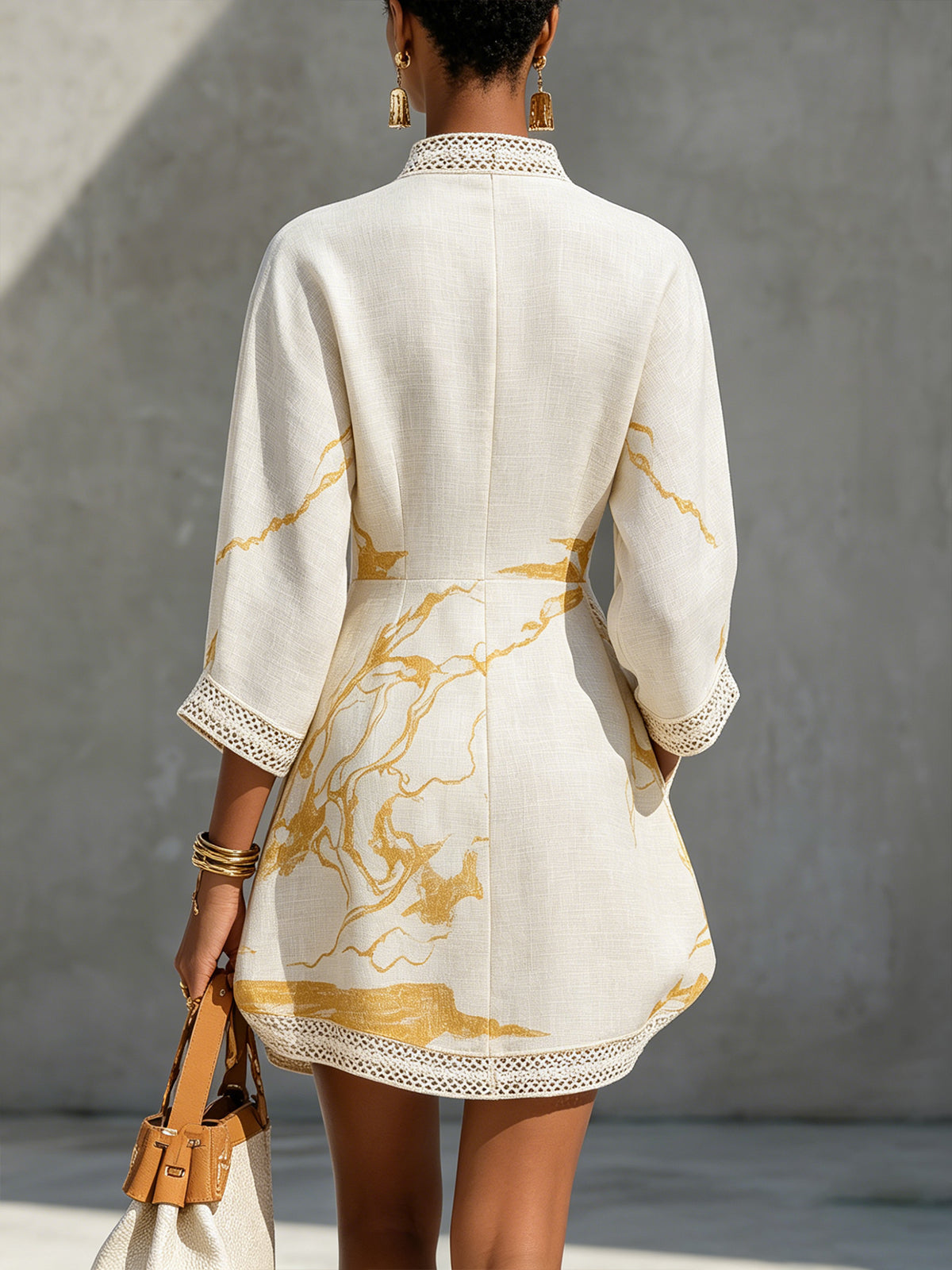 Aliénor | Vestido mini de encaje de crochet marfil con motivos dorados y escote en V