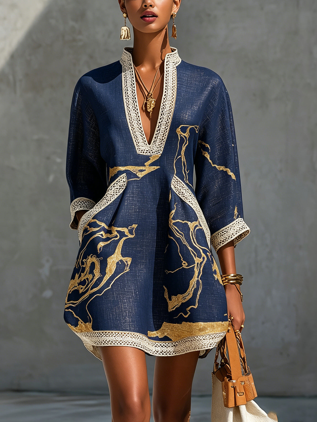 Cosette | Vestido Mini Azul Marino de Encaje de Ganchillo con Motivos Dorados y Escote en V