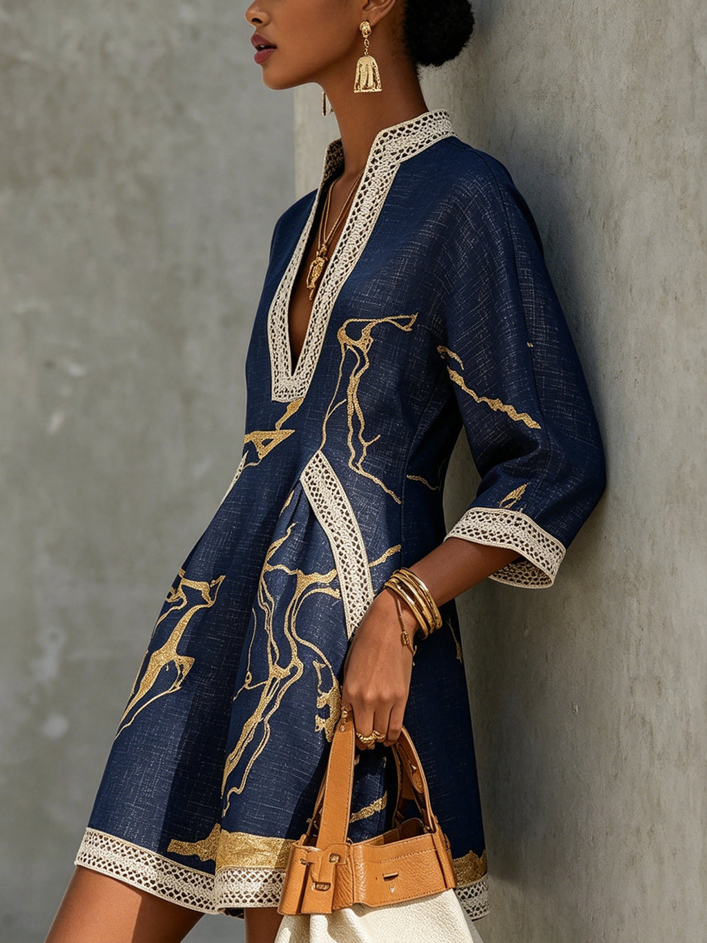 Cosette | Vestido Mini Azul Marino de Encaje de Ganchillo con Motivos Dorados y Escote en V