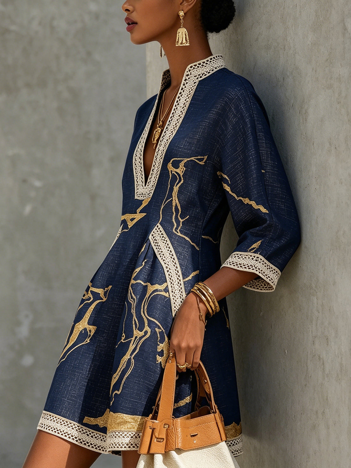 Cosette | Vestido Mini Azul Marino de Encaje de Ganchillo con Motivos Dorados y Escote en V