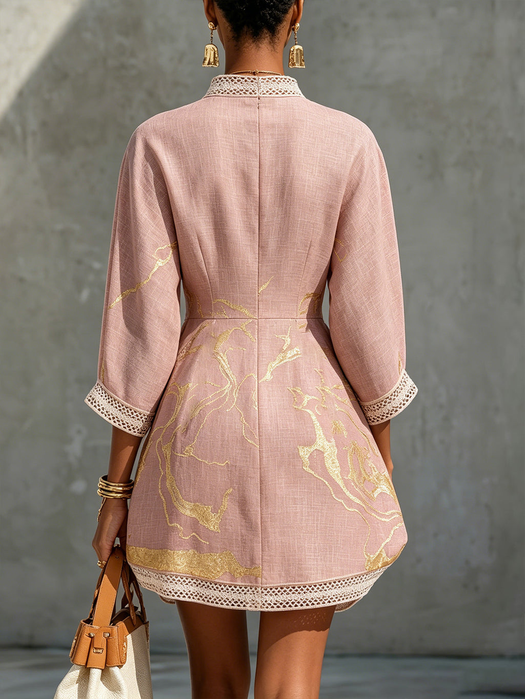 Ninon | Vestido Mini Rosa de Encaje de Crochet con Motivos Dorados y Escote en V