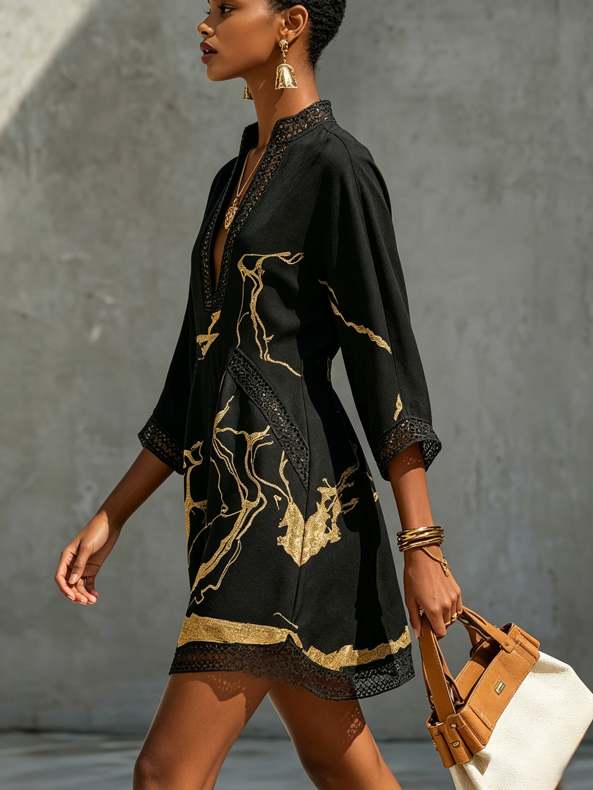 Léonie | Vestido Mini Negro de Encaje de Ganchillo con Motivos Dorados y Escote en V