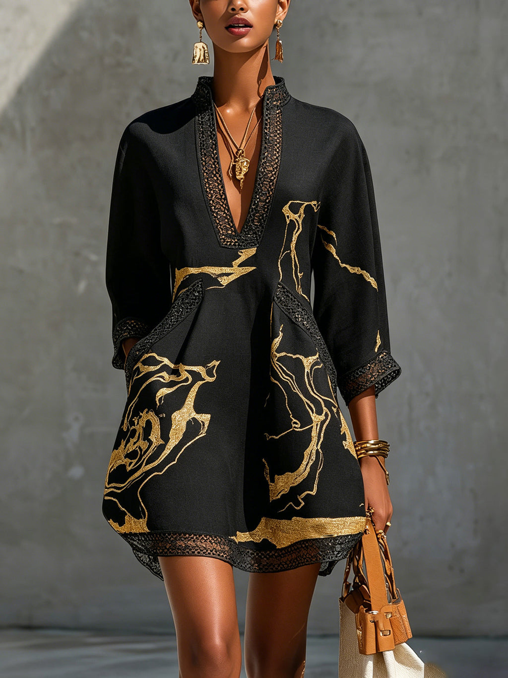 Léonie | Vestido Mini Negro de Encaje de Ganchillo con Motivos Dorados y Escote en V