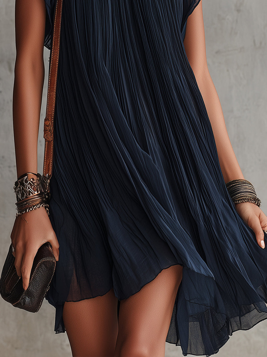 Apolline | Vestido Mini Azul Marino Plisado de Muselina Bordado con Flores
