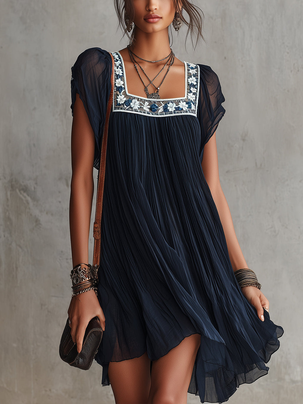 Apolline | Vestido Mini Azul Marino Plisado de Muselina Bordado con Flores