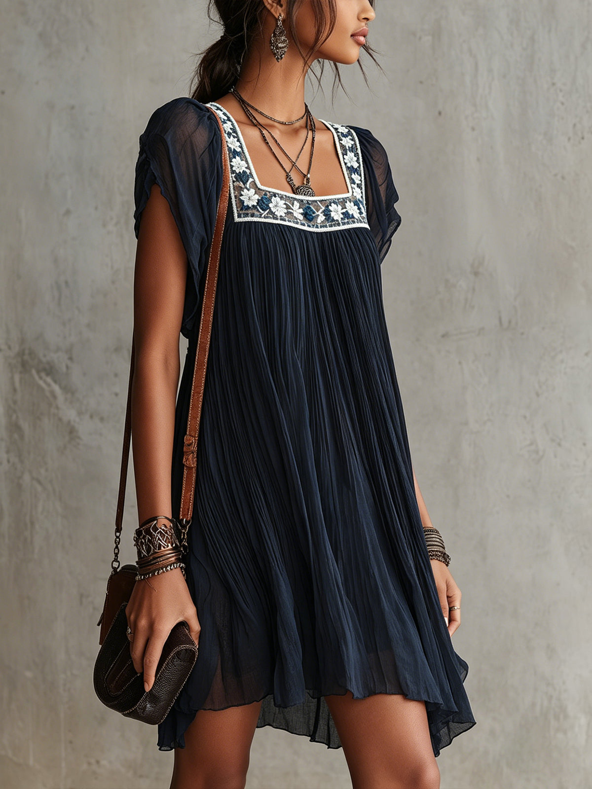 Apolline | Vestido Mini Azul Marino Plisado de Muselina Bordado con Flores
