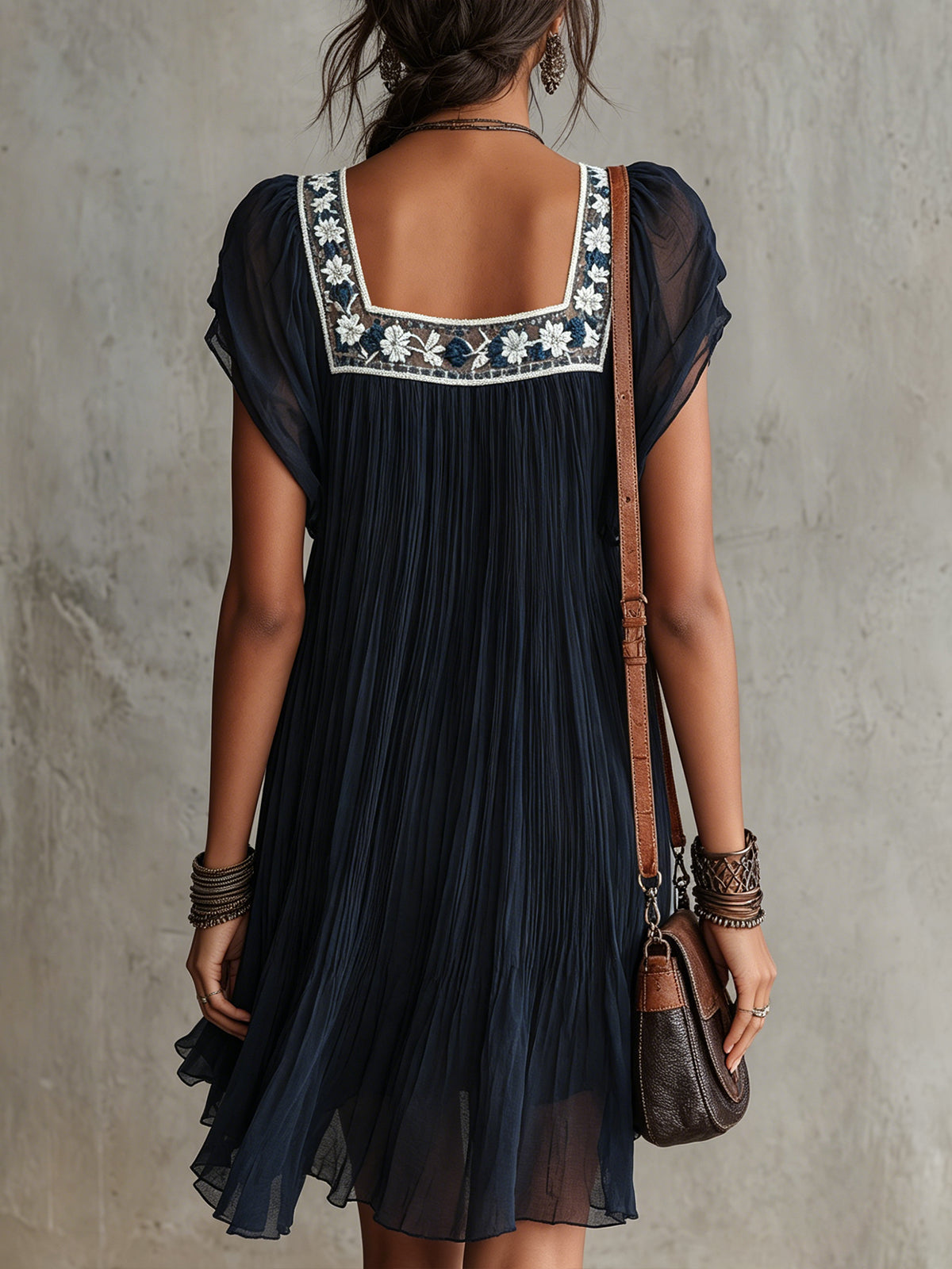 Apolline | Vestido Mini Azul Marino Plisado de Muselina Bordado con Flores