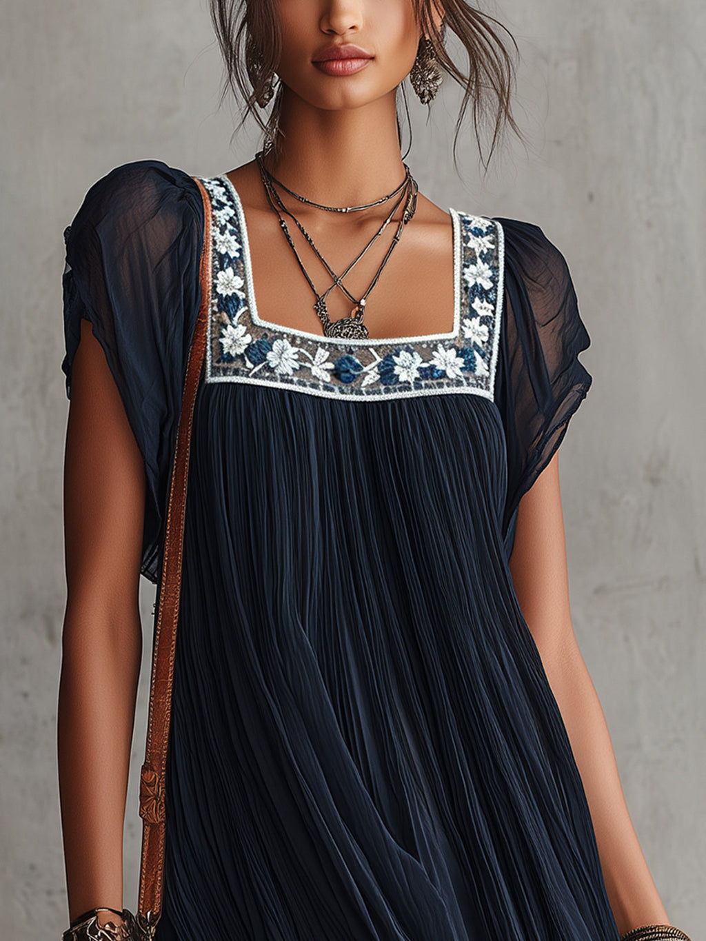 Apolline | Vestido Mini Azul Marino Plisado de Muselina Bordado con Flores