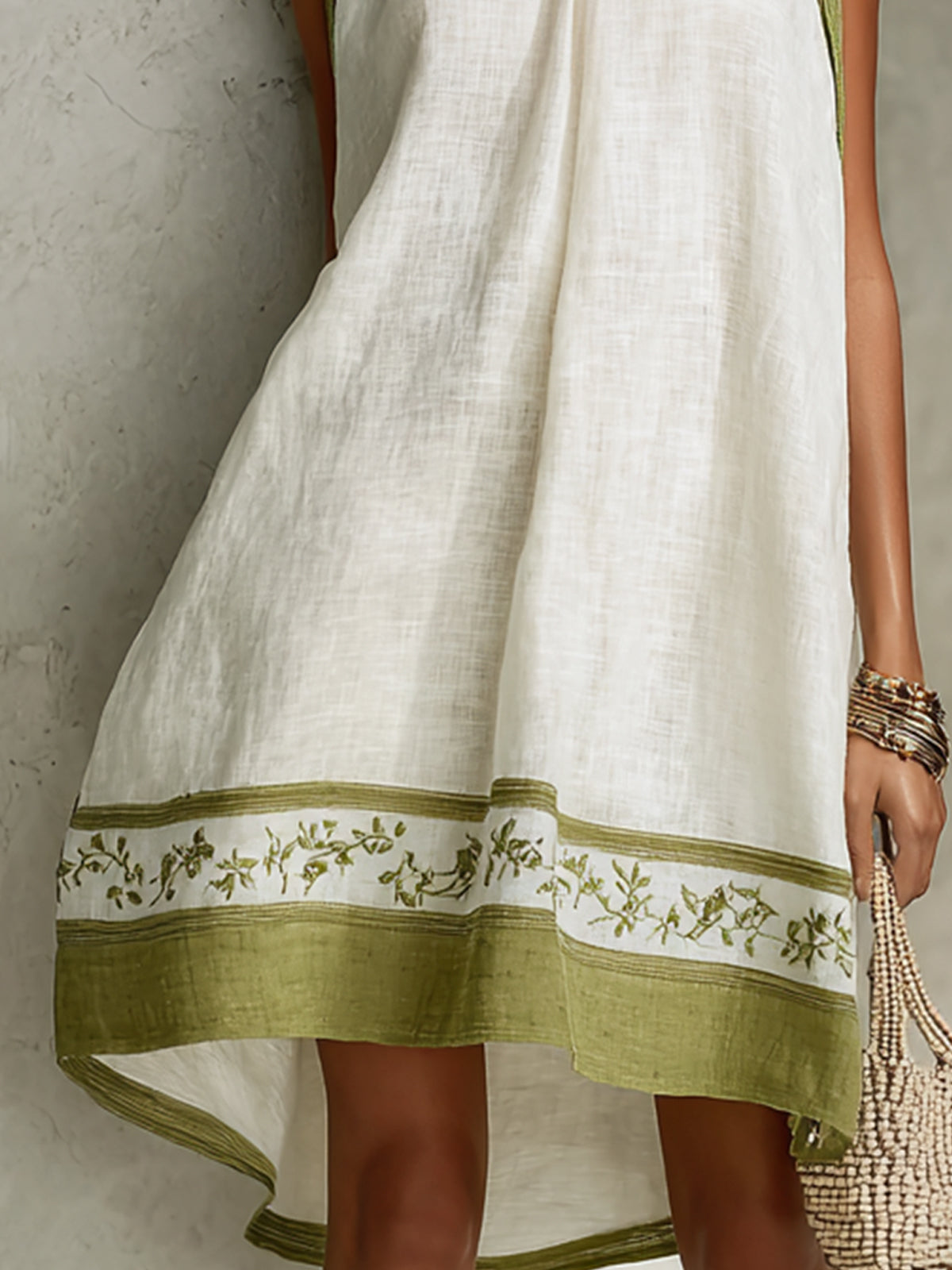 Agathe | Vestido Mini Trapecio Blanco sin Mangas con Ribete Verde Oliva y Flores