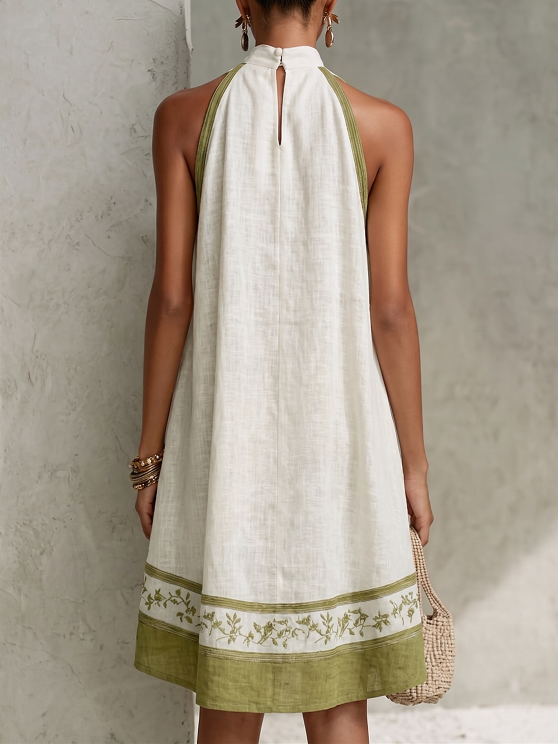 Agathe | Vestido Mini Trapecio Blanco sin Mangas con Ribete Verde Oliva y Flores